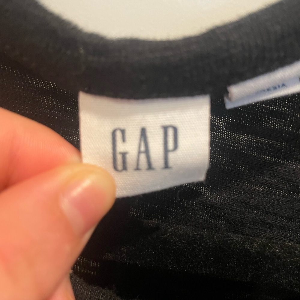 GAP Black Short Sleeve Tee with Logo Tag - Picture 2 of 4